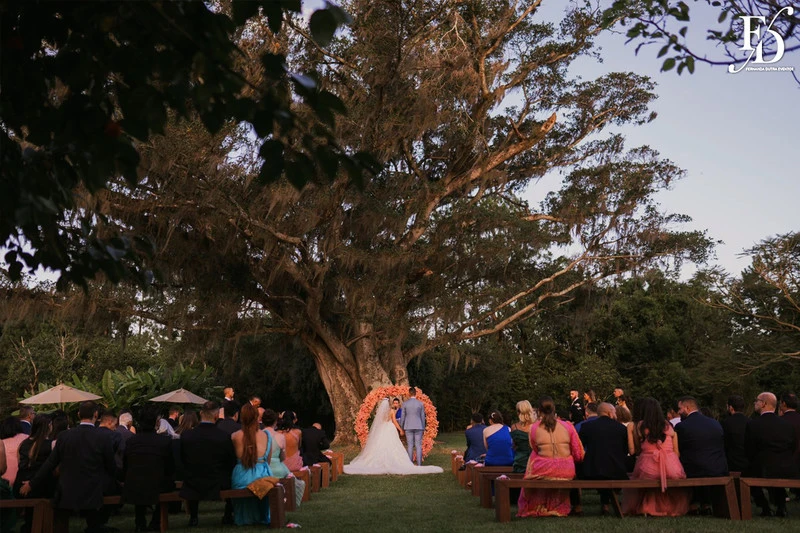 casamento realizado na alameda figueira em cachoeirinha com decoração romântica e delicada em tons de rosa e verde com bouganvilles por life eventos especiais assessoria e cerimonial de casamentos em porto alegre cerimônia ao ar livre