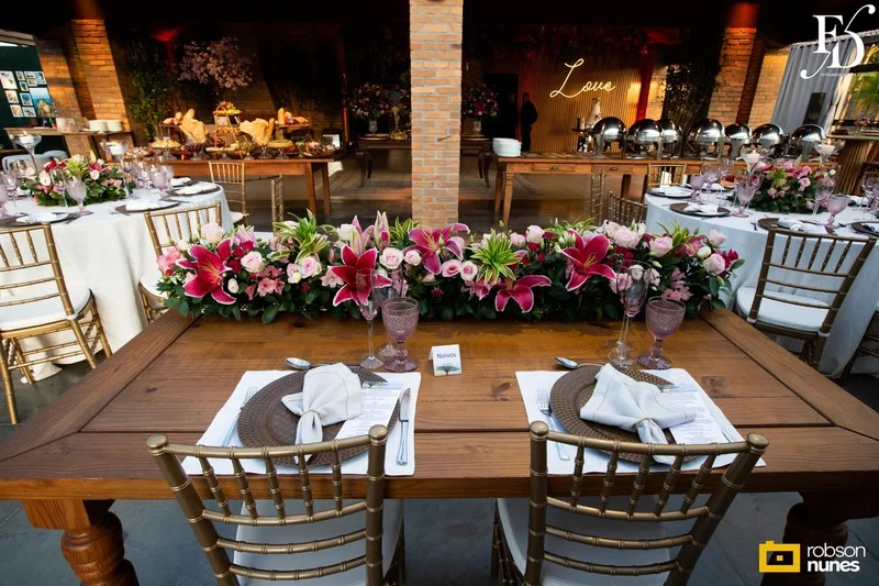 casamento destination wedding no Espaço Paraíso em Porto Alegre Alvorada Viamão noivo americano e noiva brasileira equipe bilingue de cerimonial evento com decoração romântida elegante e sofisticada em tons de rosa