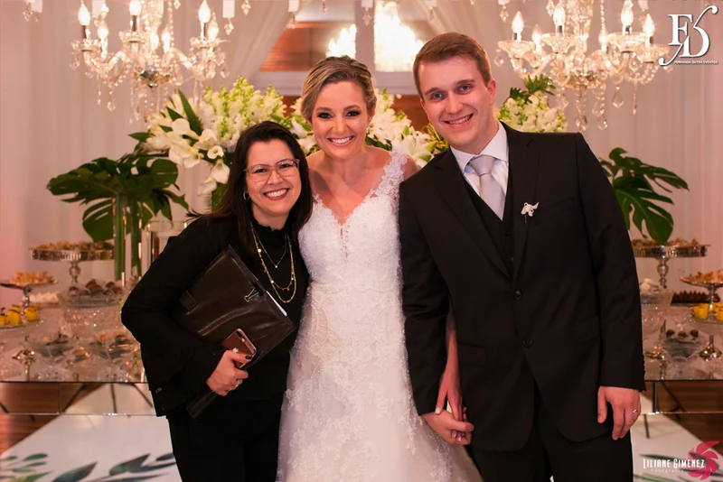 casamento com cerimônia na casa vetro em porto alegre e cerimônia na igreja cristo bom pastor com decoração clean clássica sofisticada e contemporânea em branco verde prataria e cristais por life eventos esepciais cerimonialista wedding planner em porto alegre