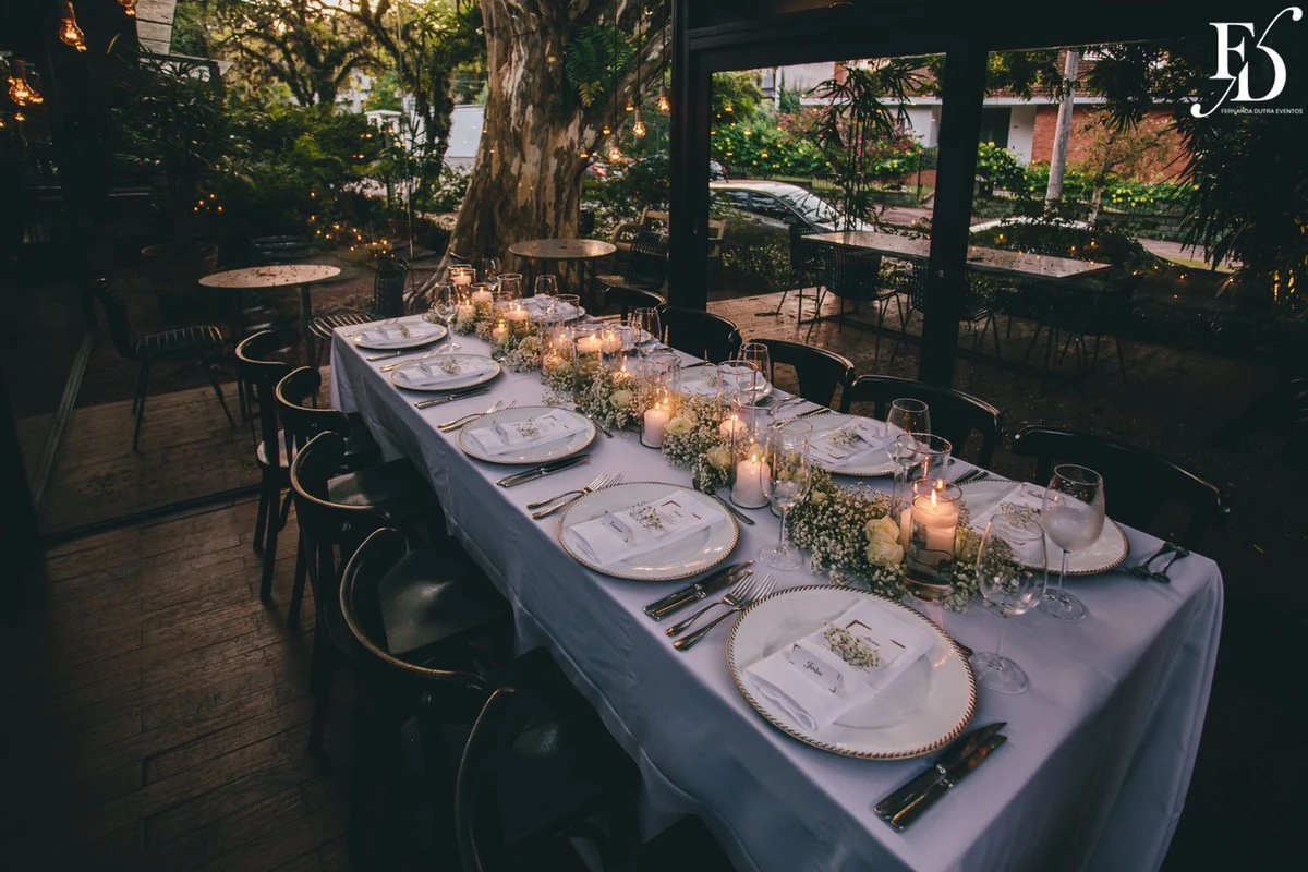 casamento com estética "old money" realizado no le bistrot gourmet em porto alegre por life eventos especiais mini-wedding casamento porto alegre