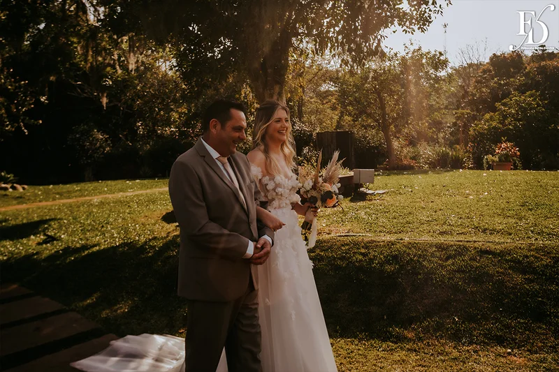 casamento divertido e animado na casa na chácara, em porto alegre; um casal jovem, despojado, que queria celebrar esse momento com um rodízio de pizza - casamento com pizza - decoração estilo boho wedding em tons terrosos cerimonial de life eventos especiais