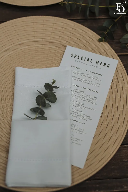 casamento mini-wedding no eat kitchen em novo hamburgo com decoração verde e branco estilo greenery sousplat e papelaria ementa de mesa