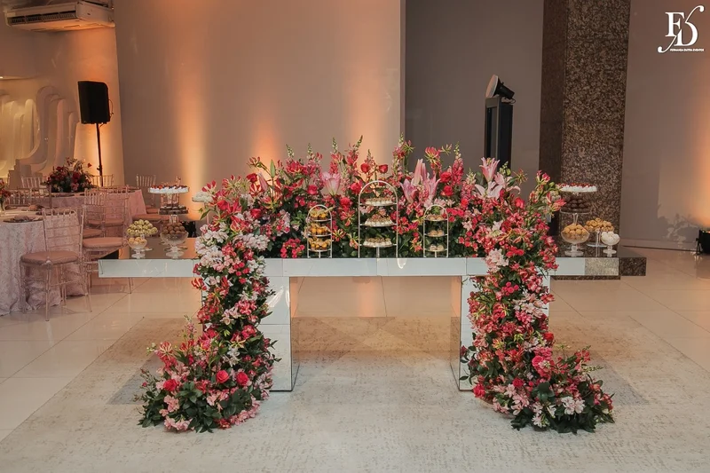 mesa de doces festa de 15 anos na praça dos fundadores do grêmio náutico união GNU