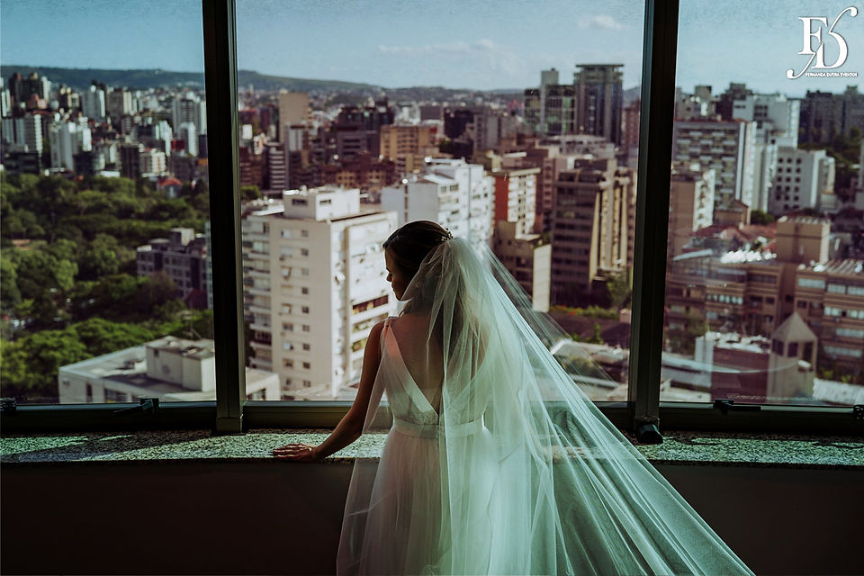 casamento realizado ao por-do-sol em porto alegre com cerimônia ao ar livre no Espaço Paraíso e festa com decoração clássoca e clean em verde, branco e dourado por life eventos especiais