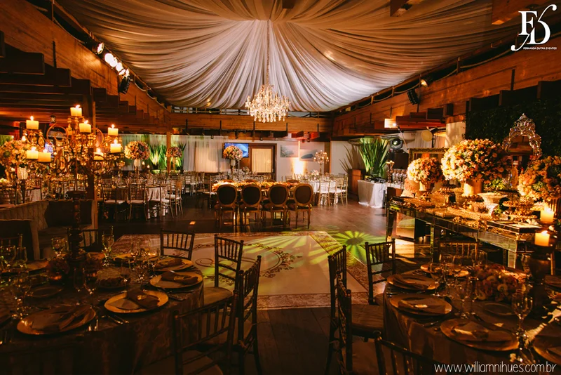 casamento luxuoso no clube veleiros do sul em porto alegre com decoração em dourado fechamento do teto em voil e espelhos venezianos cerimônia na igreja santa teresinha e santíssimo sacramento na redenção com organização e cerimonial de fernanda dutra da life eventos especiais organizadora de eventos em porto alegre