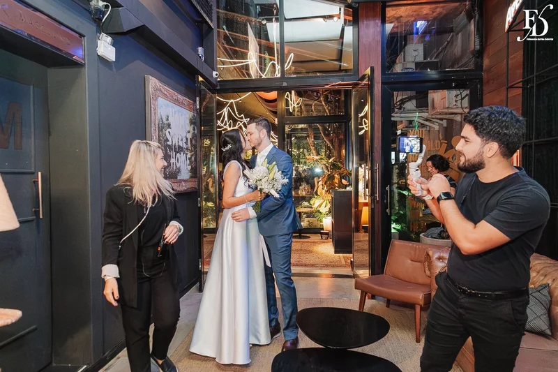 Primeiro beijo do casal Rafaella e Rafael no casamento no Dry Moments & Drinks Porto Alegre