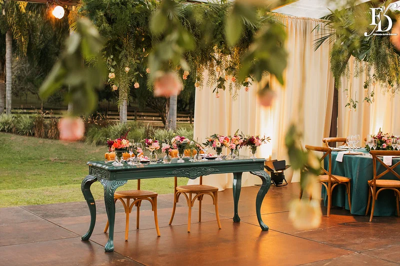 casamento com cerimônia realizada às 15h na Basílica Nossa Senhora das Dores em Porto Alegre e recepção no Alto da Capela. Coquetel na área externa embalado com jazz e por-do-sol, jantar formal, decoração exuberante e linda, em estilo botânico e muitas cores, luxuoso e lindo, por Life Eventos Especiais