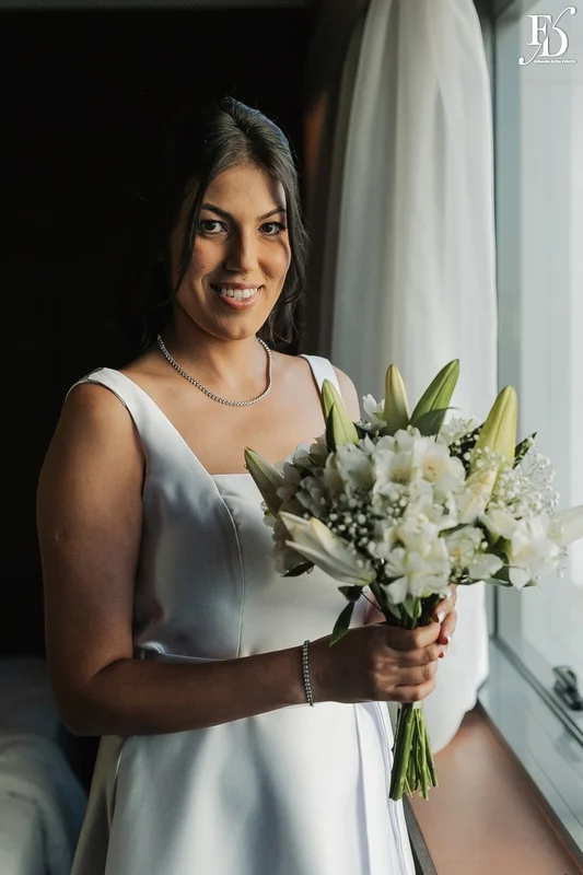 noiva com boiuquet de flores brancas lírios