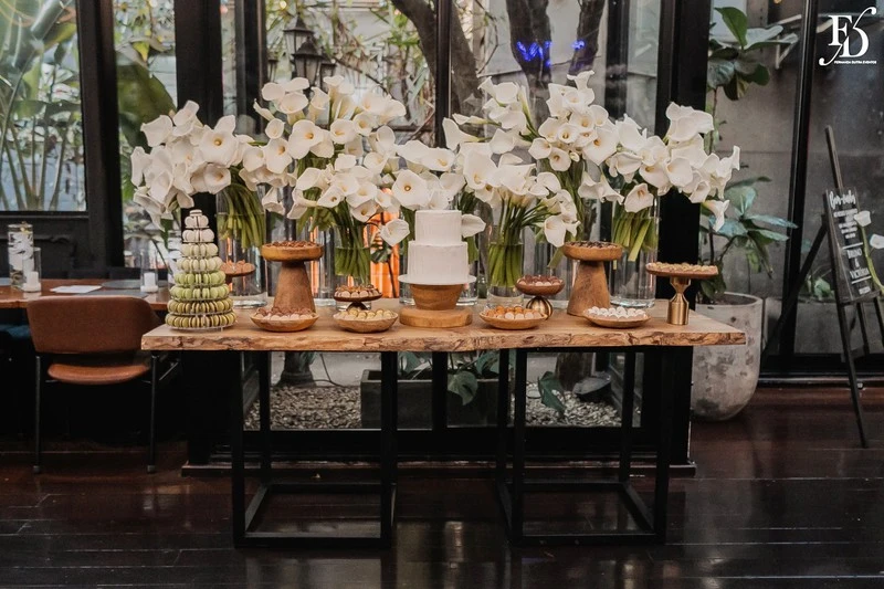 casamento no dry moments & drinks em porto alegre decoração moderna clean e sofisticada com copo de leite