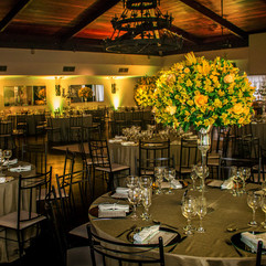 casamento com cerimônia na igreja são pedro em porto alegre e recepção no salão bavária da sociedade germânia em porto alegre com decoração clean clássica em prata e amarelo por life eventos especiais cerimonialista para festa de casamento em porto alegre