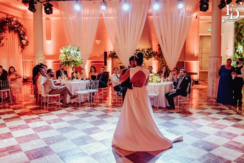 casamento com cerimônia e recepção realizados no salão imperatriz da associação leopoldina juvenil em porto alegre com decoração clássica em verde branco e prato por life eventos especiais assessoria de eventos em porto alegre