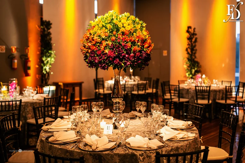casamento com cerimônia na igreja santa teresinha do menino jesus na rua ramiro barcelos em porto alegre e recepção e festa na casa vetro com decoração moderna contemporânea sofisticada luxuosa em tons de cinza prata e flores coloridas na paleta de tons terrosos por life eventos especiais cerimonialista de casamento em porto alegre