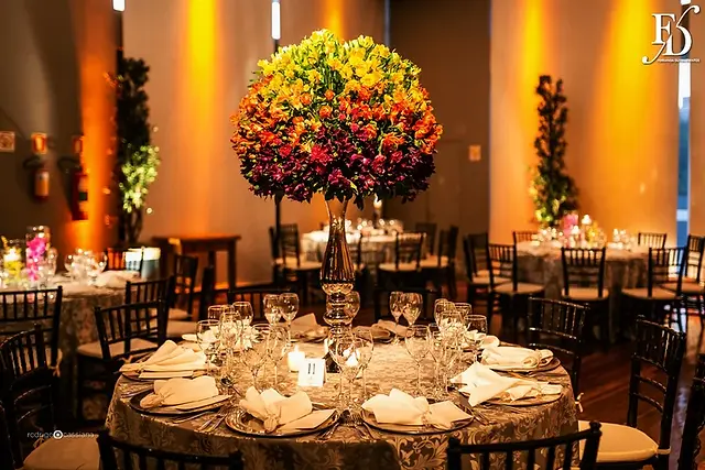 casamento com cerimônia na igreja santa teresinha do menino jesus na rua ramiro barcelos em porto alegre e recepção e festa na casa vetro com decoração moderna contemporânea sofisticada luxuosa em tons de cinza prata e flores coloridas na paleta de tons terrosos por life eventos especiais cerimonialista de casamento em porto alegre