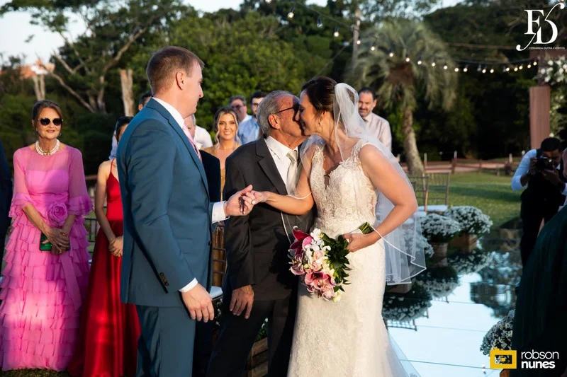 casamento destination wedding no Espaço Paraíso em Porto Alegre Alvorada Viamão noivo americano e noiva brasileira equipe bilingue de cerimonial evento com decoração romântida elegante e sofisticada em tons de rosa