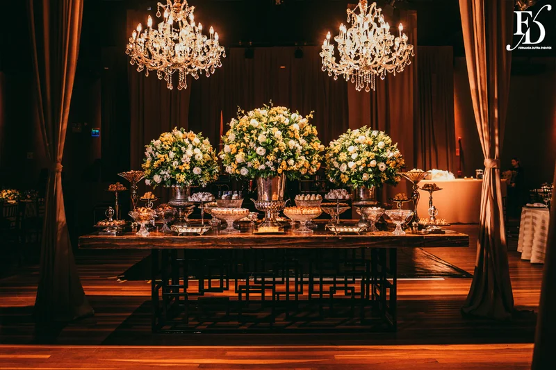 casamento na igreja nossa senhora do mont'serrat em porto alegre e festa de casamento na casa vetro em porto alegre com decoração sofisticada e luxuosa estilo clássico em dourado branco e amarelo por life eventos especiais cerimonialista de casamento em porto alegre