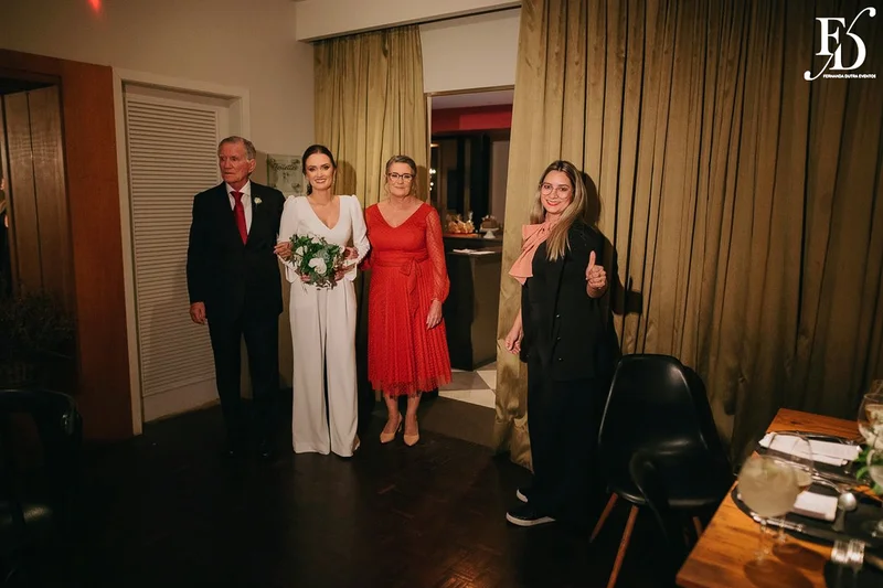 casamento no le bistrot em porto alegre organizado por life eventos especiais organizado por life eventos especiais com cerimônia no local e decoração clássica elegante e sofisticada em branco verde e prata com planejamento organização e execução de life eventos especias em porto alegre