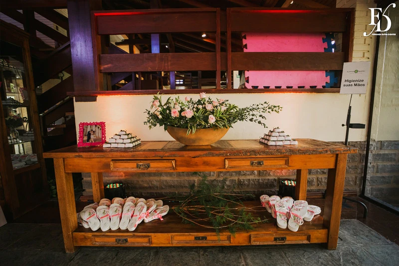 casamento realizado na alameda figueira em cachoeirinha com decoração romântica e delicada em tons de rosa e verde com bouganvilles por life eventos especiais assessoria e cerimonial de casamentos em porto alegre