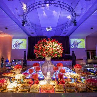 A festa de 15 anos de Dandara foi uma verdadeira explosão de elegância e sofisticação, realizada no NH Hall, em Novo Hamburgo. Com um tema moderno e exuberante, o evento encantou todos os convidados e transformou a celebração em um momento inesquecível.
