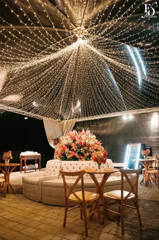 enda de casamento com luzes de fada e decoração noturna no Hotel Vila Verde.