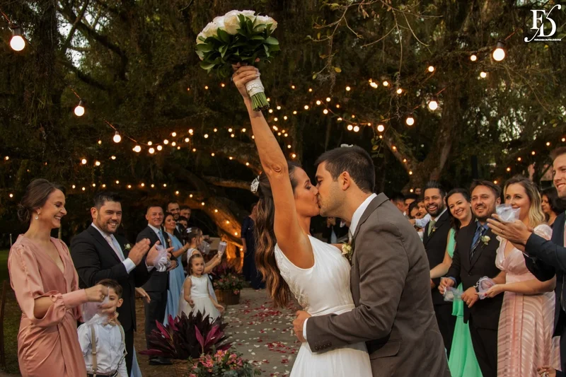 noivos brindando na figueira no sítio da figueira