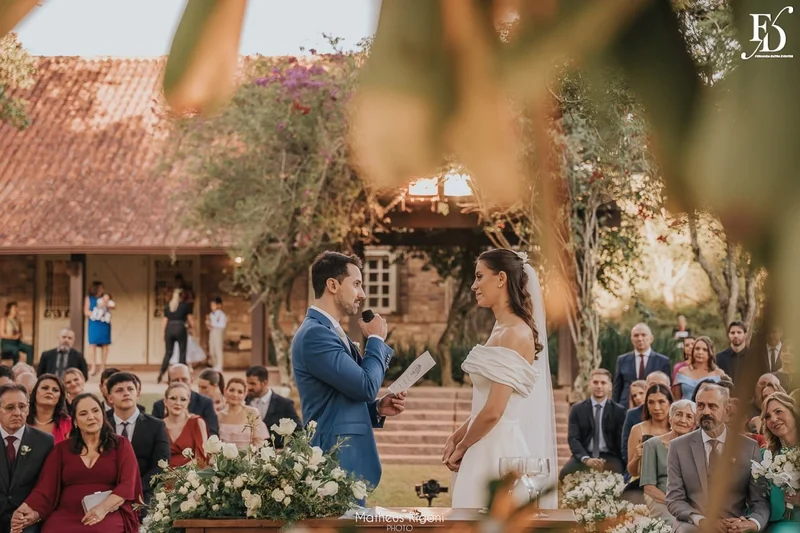 casamento elegante e sofisticado no alto da capela em porto alegre com decoração botânica greenery em verde e branco por life eventos especiais