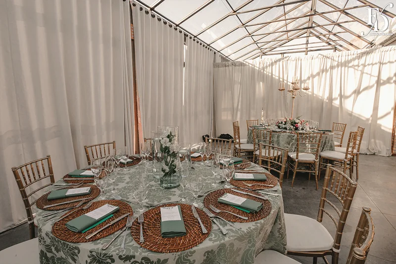 decoração casamento no espaço paraíso mesa de convidados com toalha verde malva
