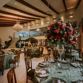 Mini-wedding em Gramado: Mariana e Stephan celebraram sua união com cerimônia na Igreja São Pedro e recepção no Hotel Ritta Hoppner. Um casamento intimista, elegante e cheio de significado, planejado pela Life Eventos Especiais.