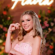 Flávia Fochesato com vestido rosa em sua festa de 15 anos no Salão Imperatriz, em Porto Alegre