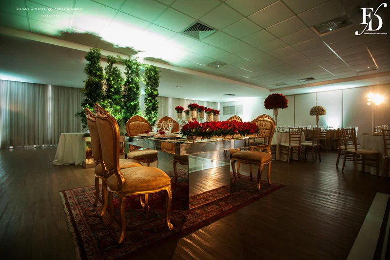 casamento com cerimônia na basílica nossa senhora das dores em porto alegre e festa e recepção no salão hannover da sogipa com decoração clássica elegante e sofisticada em dourado, branco e vermelho, com detalhe em pérolas por life eventos especiais empresa especializada na organização de casamentos em porto alegre