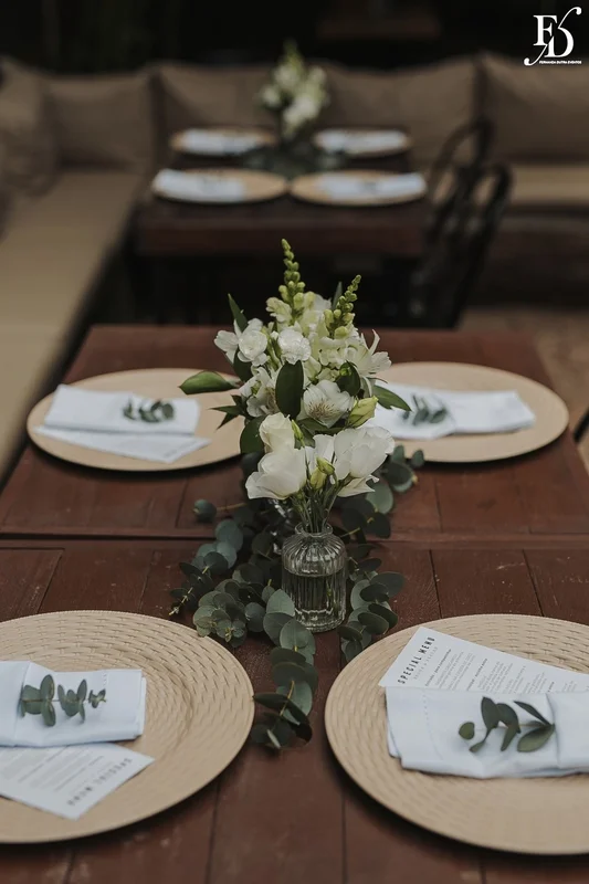 casamento mini-wedding no eat kitchen em novo hamburgo com decoração verde e branco estilo greenery mesa posta