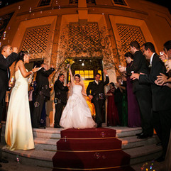 Casamento com cerimônia na Igreja Santa Teresinha do Menino Jesus, em Porto Alegre, e recepção na Merci Casa de Eventos, com projeto de decoração delicado, romântico, em estilo rústica, com a paleta do marrom, nude e amarelo.