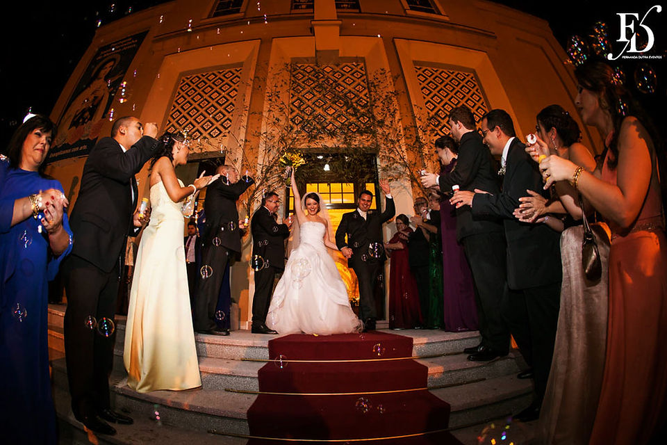 Casamento com cerimônia na Igreja Santa Teresinha do Menino Jesus, em Porto Alegre, e recepção na Merci Casa de Eventos, com projeto de decoração delicado, romântico, em estilo rústica, com a paleta do marrom, nude e amarelo.