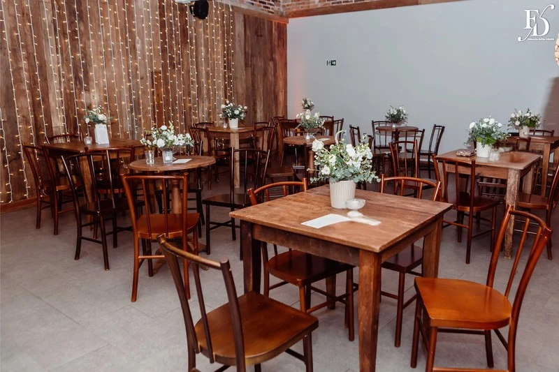 casamento mini-wedding realizado no lá nos fundos em porto alegre restaurante puppi baggio com decoração boho minimalista em verde e branco festa animada e descontraída com cerimonial de life eventos especiais cerimonialista de casamento em porto alegre 