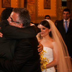 Casamento com cerimônia na Igreja Santa Teresinha do Menino Jesus, em Porto Alegre, e recepção na Merci Casa de Eventos, com projeto de decoração delicado, romântico, em estilo rústica, com a paleta do marrom, nude e amarelo.