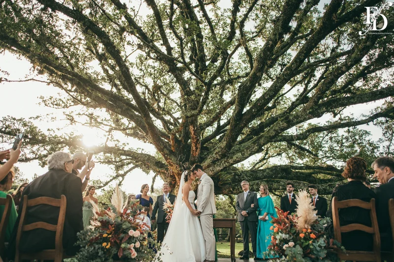 casamento realizado no alto da capela em porto alegre por life eventos especiais com cerimônia ao ar livre decoração despojada em tons terrosos e uma parede de donuts para a alegria dos convidados