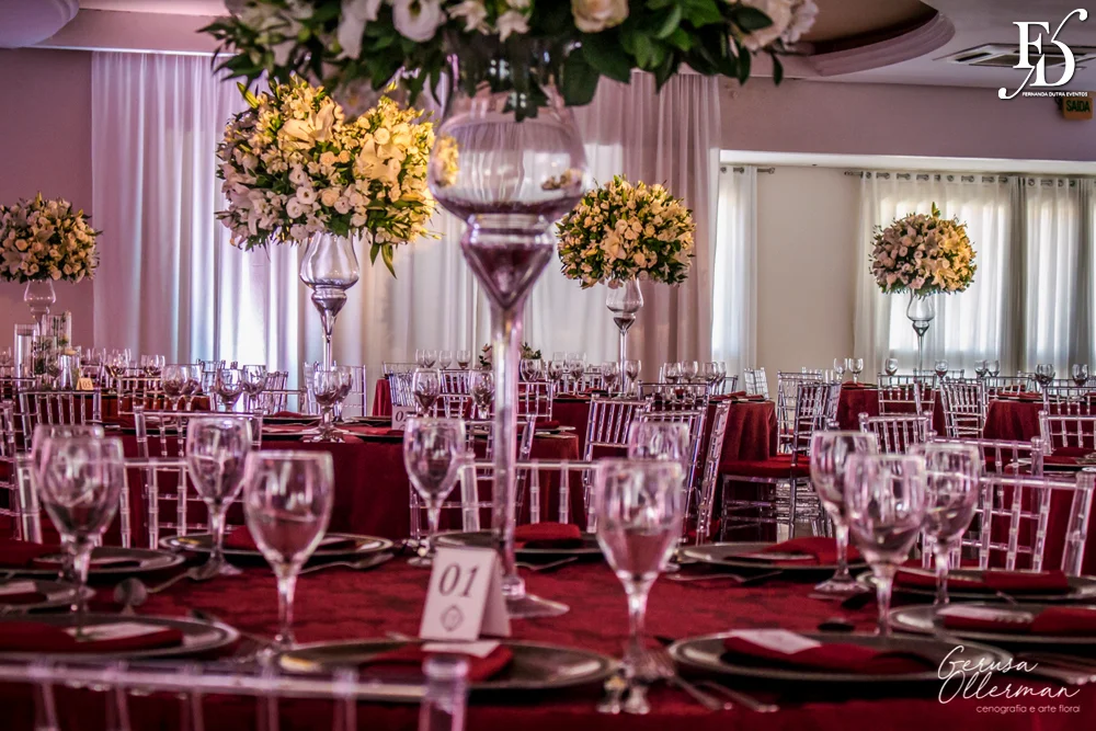 casamento do goleiro brenno do grêmio de porto alegre com a linda victoria fogazzi com uma cerimônia ao ar livre em porto alegre num lindo entardecer de verão e recepção em tons de marsala no salão principal da sede campestre da associação do ministério público por life eventos especiais cerimonialista em porto alegre