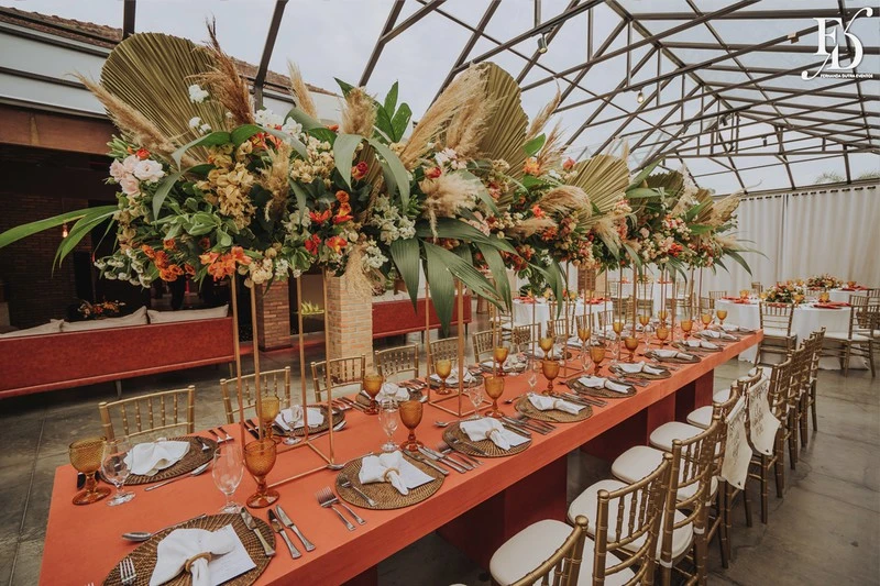 casamento no espaço paraiso em porto alegre viamão alvorada com decoração moderna boho rustico-chic em tons terrosos por life eventos especiais mesa principal retangular