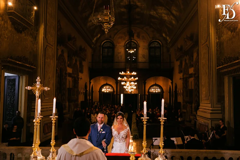 casamento com cerimônia na basílica nossa senhora das dores em porto alegre e festa na casa vetro com decoração luxuosa sofisticada exuberante em tons de rosa com parede de flores com organização projeto e cerimonial de life eventos especiais cerimonialista de casamentos em porto alegre