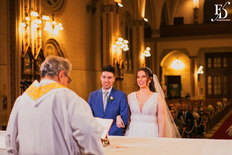casamento realizado na igreja são pedro em porto alegre e recepção no le bistrot gourmet com decoração colorida e vibrante em rosa pink roxo e lilás