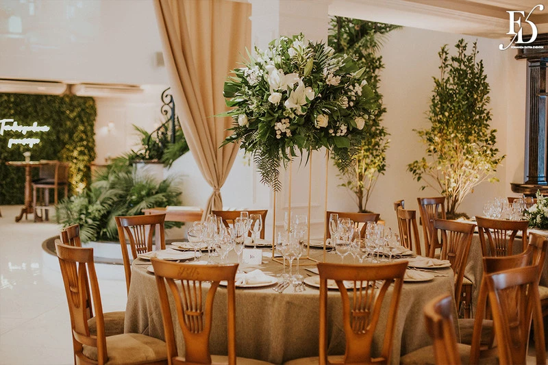 casamento destination wedding no hotel ritta hoppner em gramado com decoração clássica, elegante e botânica em tons de branco verde e fendi por life eventos especiais mesas convidados