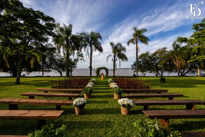 casamento a beira do rio guaiba em porto alegre no clube veleiros do sul com decoração botânica greenery sofisticada moderna e elegante por life eventos especiais assessoria e cerimonial de casamento em porto alegre casamentos de luxo