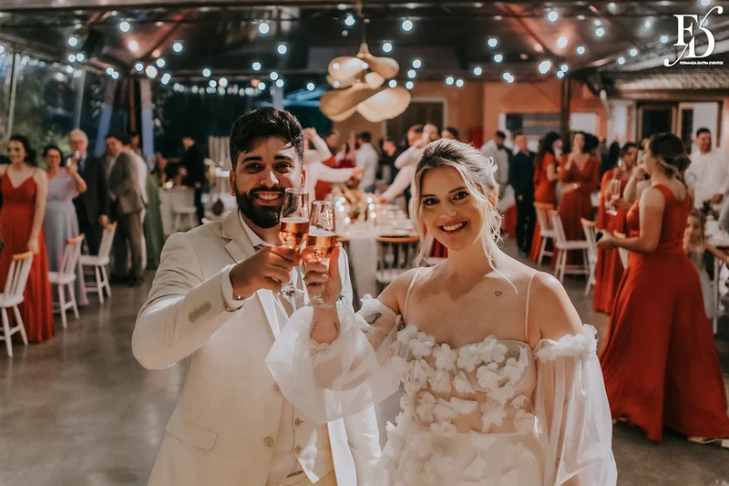 casamento divertido e animado na casa na chácara, em porto alegre; um casal jovem, despojado, que queria celebrar esse momento com um rodízio de pizza - casamento com pizza - decoração estilo boho wedding em tons terrosos cerimonial de life eventos especiais