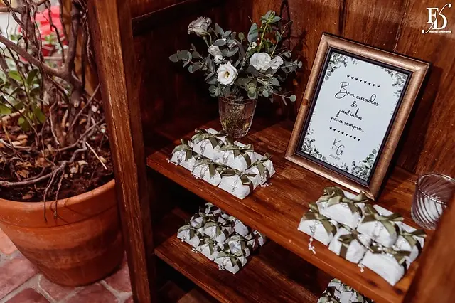 casamento mini-wedding realizado no lá nos fundos em porto alegre restaurante puppi baggio com decoração boho minimalista em verde e branco festa animada e descontraída com cerimonial de life eventos especiais cerimonialista de casamento em porto alegre 