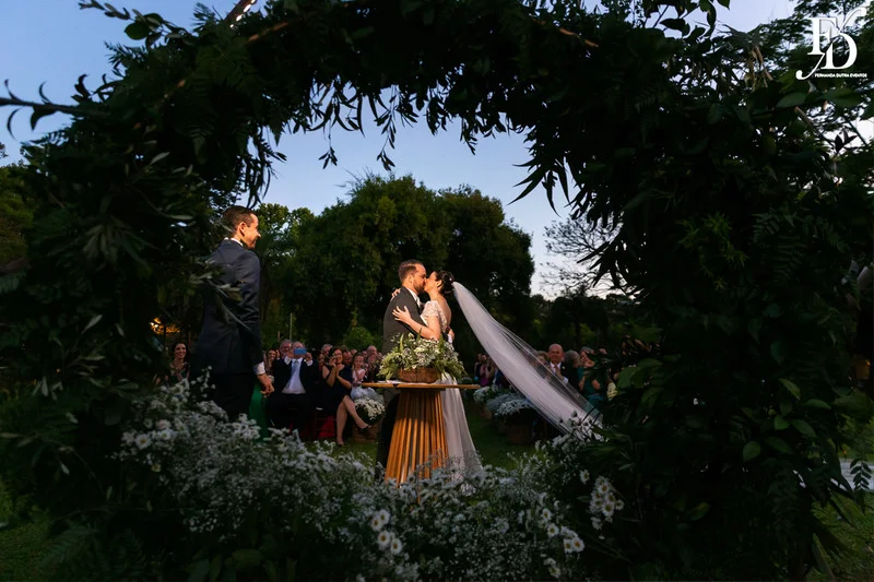 casamento a beira do rio guaiba em porto alegre no clube veleiros do sul com decoração botânica greenery sofisticada moderna e elegante por life eventos especiais assessoria e cerimonial de casamento em porto alegre casamentos de luxo