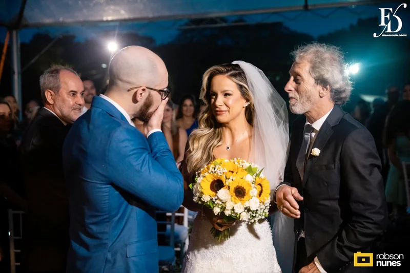 casamento no espaço paraíso em porto alegre com decoração moderna em azul marinho, dourado e girassóis; temática geek, com referências a funko pop, filmes e séries - por life eventos especiais