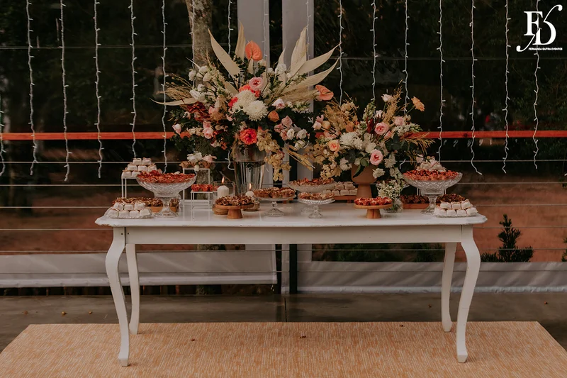 casamento divertido e animado na casa na chácara, em porto alegre; um casal jovem, despojado, que queria celebrar esse momento com um rodízio de pizza - casamento com pizza - decoração estilo boho wedding em tons terrosos cerimonial de life eventos especiais