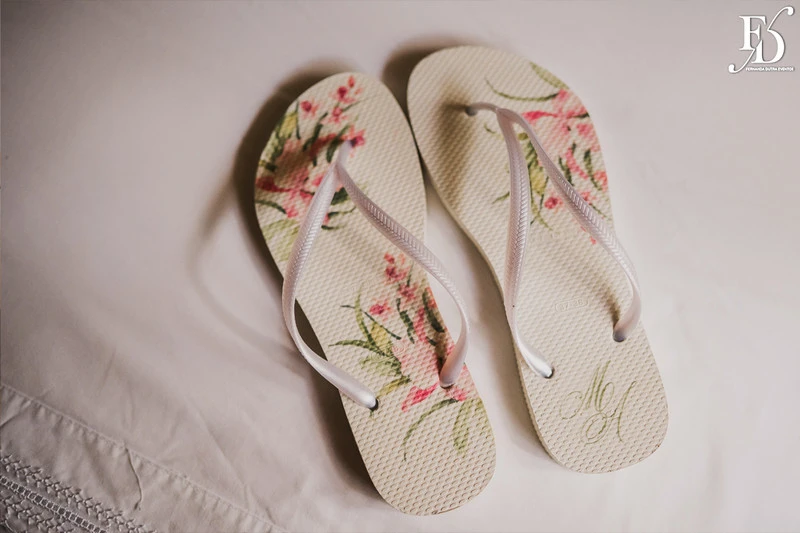 casamento realizado na alameda figueira em cachoeirinha com decoração romântica e delicada em tons de rosa e verde com bouganvilles por life eventos especiais assessoria e cerimonial de casamentos em porto alegre chinelos personalizados