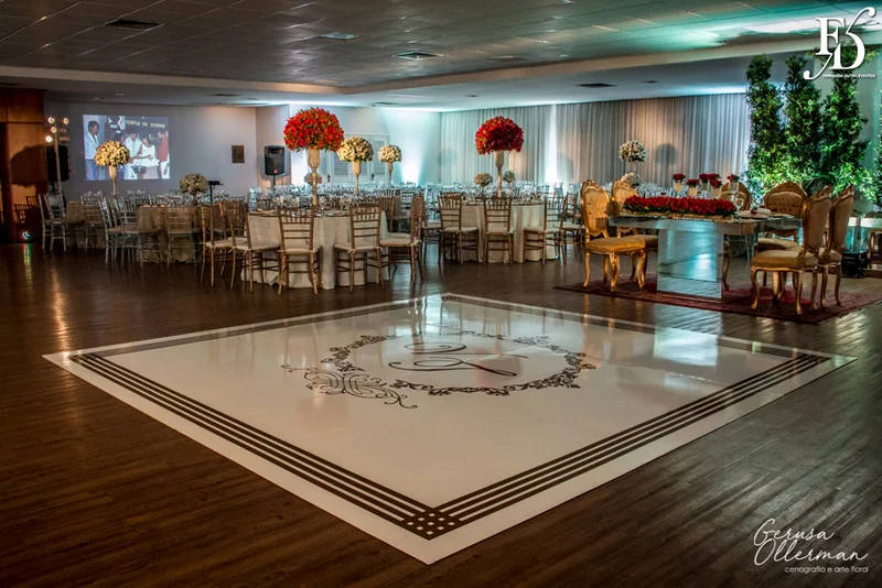 casamento com cerimônia na basílica nossa senhora das dores em porto alegre e festa e recepção no salão hannover da sogipa com decoração clássica elegante e sofisticada em dourado, branco e vermelho, com detalhe em pérolas por life eventos especiais empresa especializada na organização de casamentos em porto alegre