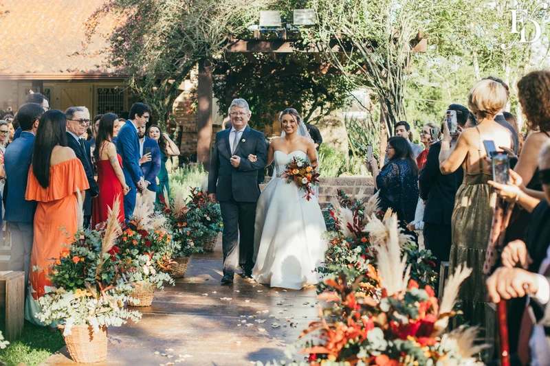casamento realizado no alto da capela em porto alegre por life eventos especiais com cerimônia ao ar livre decoração despojada em tons terrosos e uma parede de donuts para a alegria dos convidados
