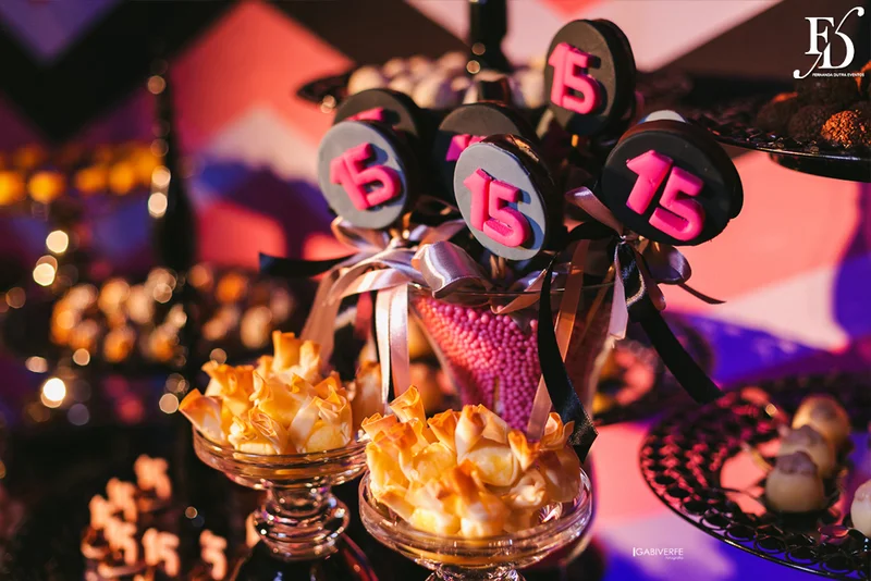 festa de aniversário de 15 anos em porto alegre realizada no foyer em grêmio náutico união gnu com decoração linda e moderna por life eventos especiais cerimonialista em porto alegre
